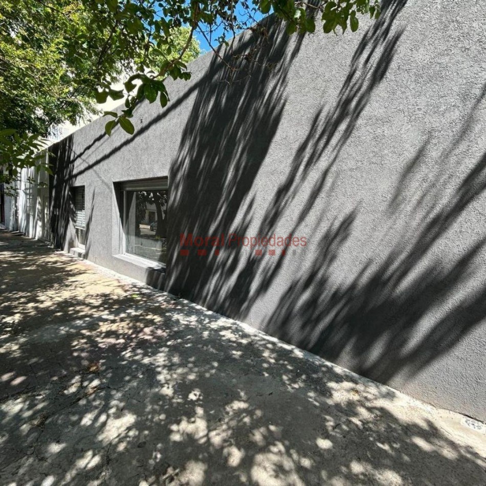 Excelente local a nuevo en La Plata-VENTA